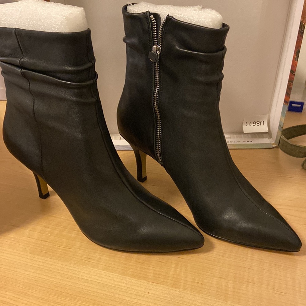 Bella~Vita black Bootie 8.5M NWOT